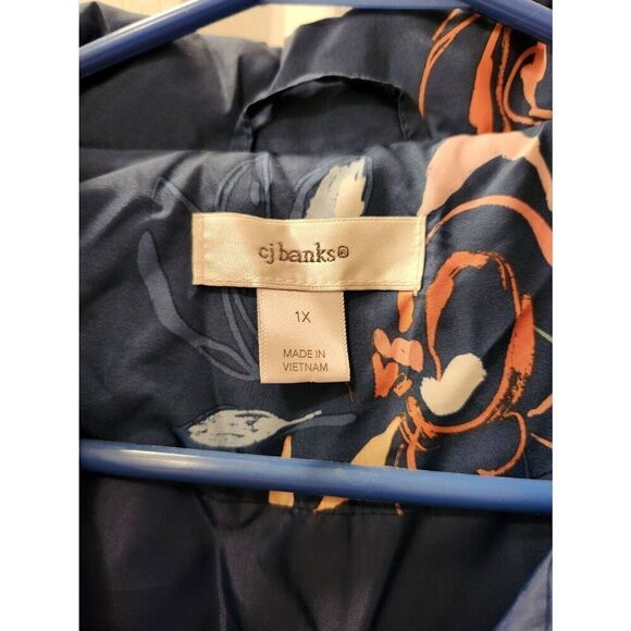 CJ Banks Vest Size XL Super cute puffy vest  patterning of floral With Gold Tone - Picture 3 of 3